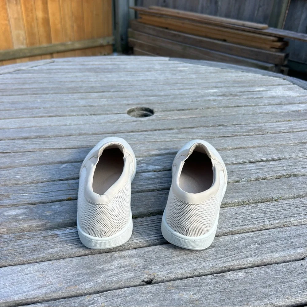 Trotters ‎ alright slip on shoes in cream size 5